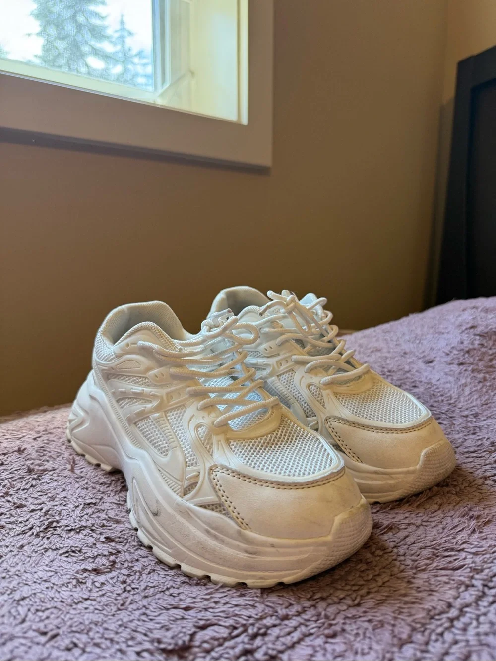 Women’s White Athletic Sneakers – Lightweight Everyday Trainers
